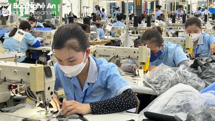  Sản xuất ở Nhà máy may Hivina Kim Liên - Nam Đàn. Ảnh: Trân Châu 