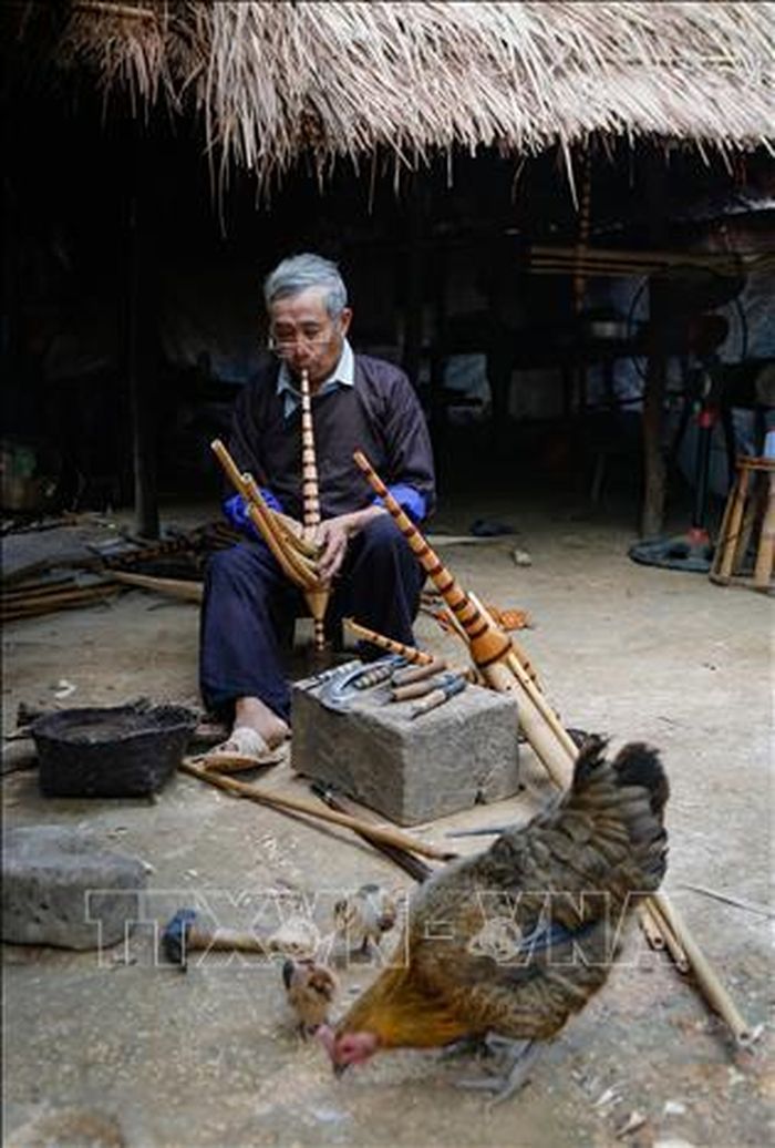 Ông Súa vẫn tranh thủ thời gian sau khi đi nương chế tác những cây khèn xinh xắn.