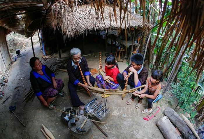 Khèn là niềm đam mê của cả gia đình nghệ nhân Thào Cáng Súa (bản Sáng Nhù, xã Mồ Dề, huyện Mù Cang Chải).