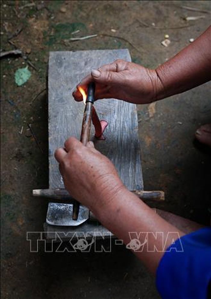 Công đoạn xử lý cái ống nhựa để lắp và trang trí vào đầu khèn.
