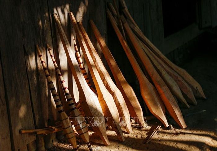 Một cây khèn tốt, bầu khèn phải được làm từ những loại gỗ bền như Ngọc am, Pơ mu vì loại cây này tốt cho sức khỏe, có tinh dầu và hương thơm.