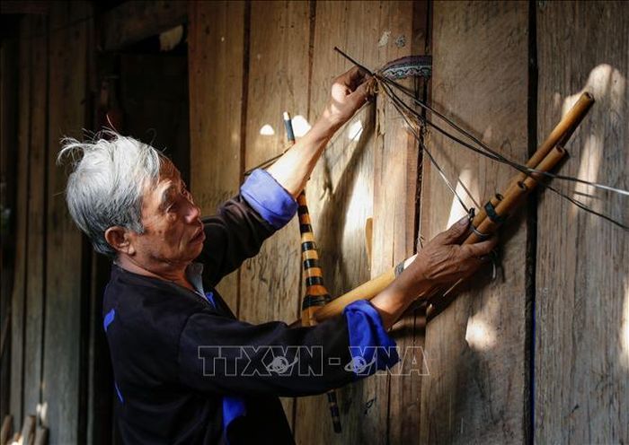 Nghệ nhân Thào Cáng Súa cẩn thận treo khèn lên sau khi hoàn thiện.