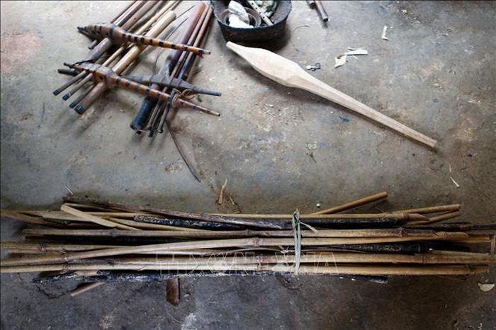 Chuẩn bị nguyên liệu tre để làm khèn.