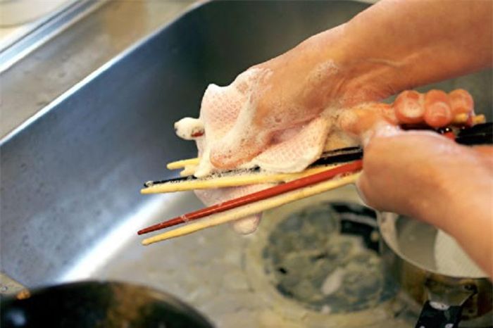 Rửa đũa thật kỹ sau khi sử dụng xong để tránh ẩm mốc