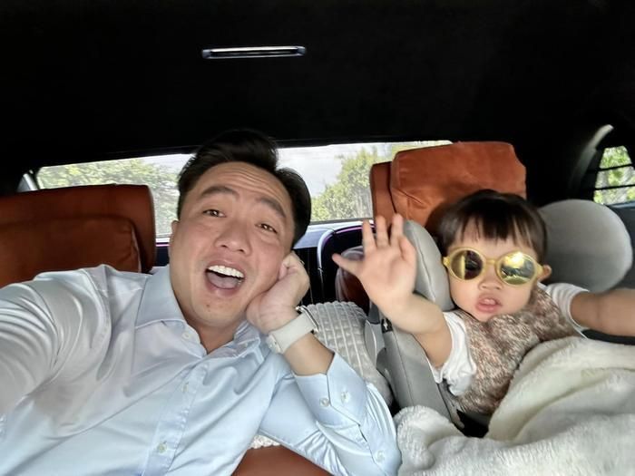 Suchin thường xuyên được ba đưa đi làm.