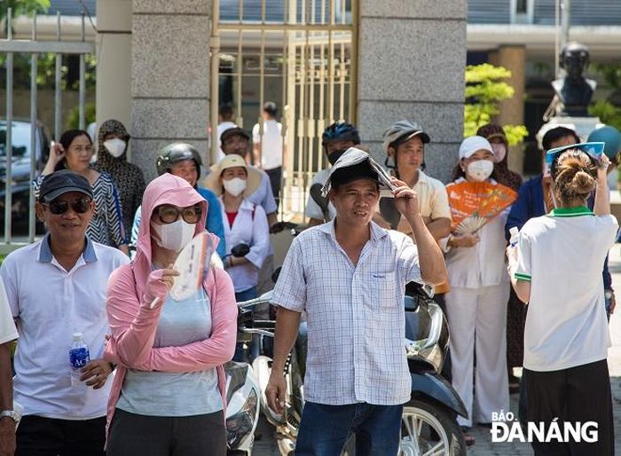 Các bậc phụ huynh chờ con hoàn thành bài thi.