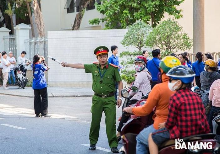 Lực lượng chức năng có mặt trên tất cả các điểm thi để điều phối trật tự an toàn giao thông.