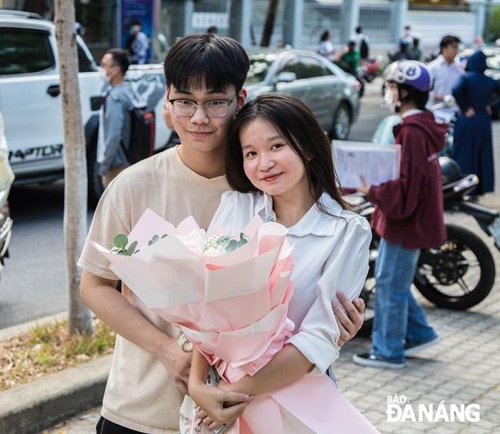 Nữ thí sinh vui mừng khi được người thân tặng hoa tươi chúc mừng sau khi hoàn thành môn thi Ngoại ngữ cũng như kết thúc kỳ thi tốt nghiệp THPT năm 2023 trong chiều 29-6.