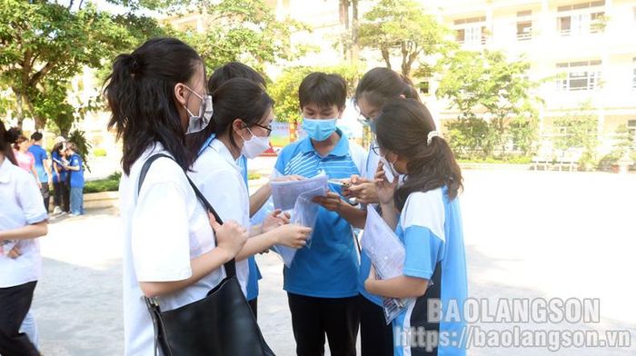 Thí sinh điểm thi Trường THPT chuyên Chu Văn An trao đổi bài thi sau khi kết thúc môn thi ngoại ngữ, kết thúc kỳ thi tốt nghiệp THPT năm 2023