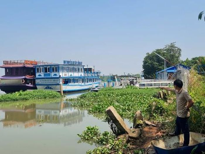 Dù bị xử phạt về neo đậu trái phép, hai du thuyền của công ty này vẫn "bình chân như vại"