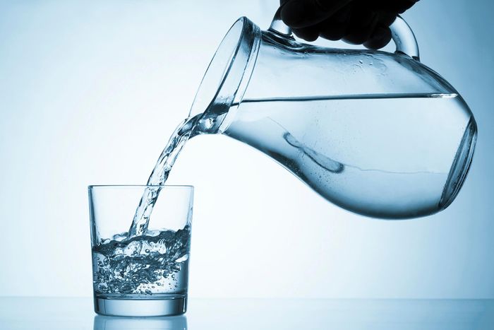 Người bệnh viêm phổi cần uống nhiều nước (2 -3 lít/ ngày) để giúp đờm trong họng được loãng hơn và sẽ dễ dàng hơn khi khạc đờm.