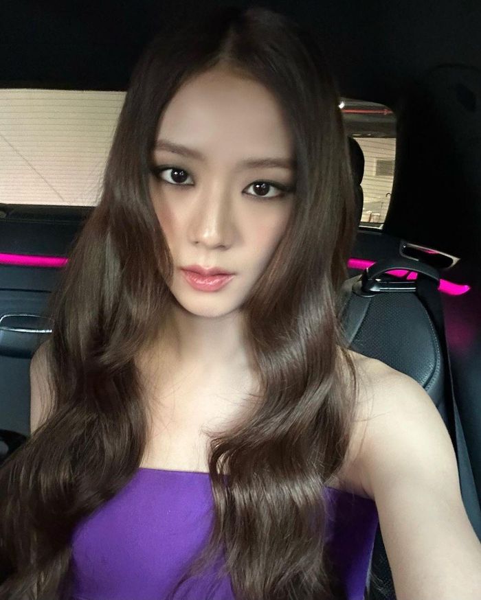  Jisoo bị đánh giá là trông “già” hơn với layout makeup lạ mắt tại show thời trang Dior. Ảnh: @sooyaaa__. 