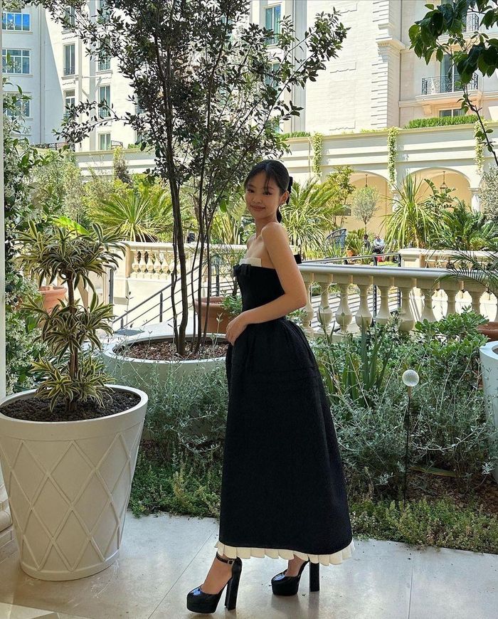 Layout trang điểm trong suốt khiến Jennie trở nên kém sắc tại Liên hoan phim Cannes 2023. Ảnh: @jennierubyjane.