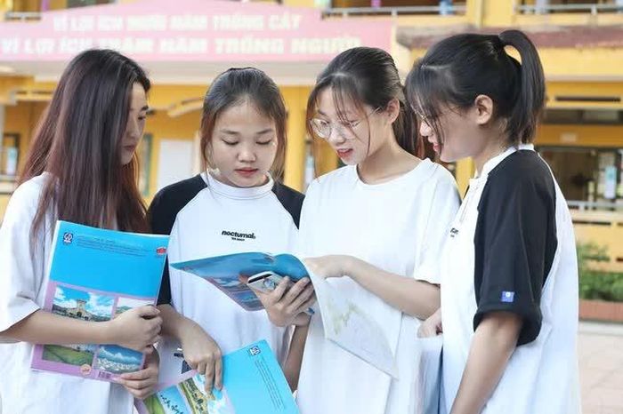 Các thí sinh trao đổi trước khi bước vào phòng thi. Ảnh: Trung Kiên - TTXVN