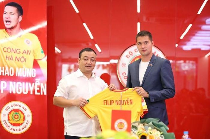 Thủ thành sinh năm 1992 nhận áo số 1, ngay lập tức là thủ môn số 1 của CLC CAHN.Ảnh: Song Ngọc