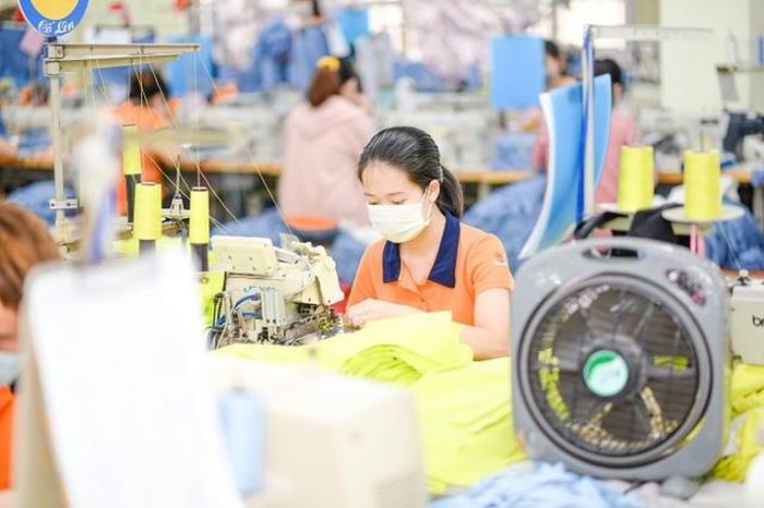 Doanh nghiệp dệt may triển khai thực hành tiết kiệm trên toàn bộ hệ thống, trong đó tập trung vào tiết kiệm bông xơ, vật tư, phụ tùng và năng lượng - Ảnh: Vinatex