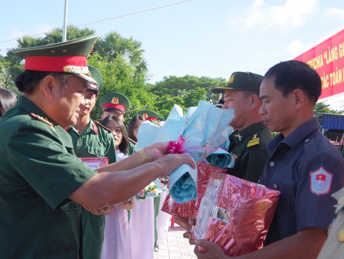 Thiếu tướng Trần Vinh Ngọc chúc mừng Đội K73 hoàn thành xuất sắc nhiệm vụ trở về nước