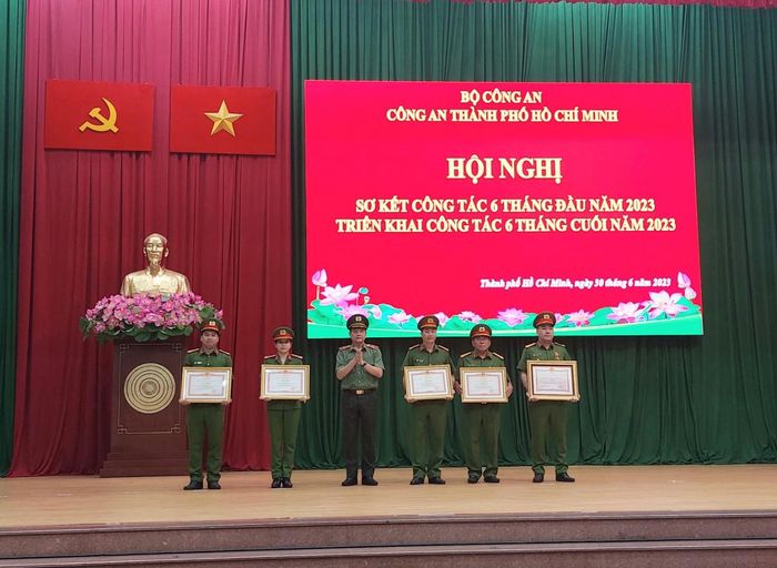 Thiếu tướng Lê Hồng Nam, Giám đốc Công an trao Huân chương Chiến công, Bằng khen Thủ tướng cho các cá nhân xuất sắc