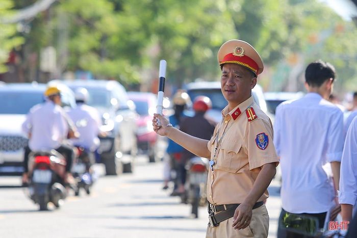 Lực lượng chức năng nỗ lực đảm bảo an ninh trật tự tại các điểm thi.