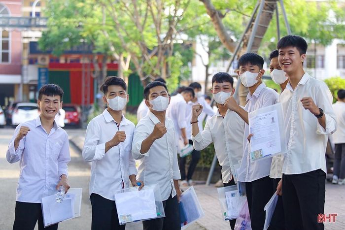 Các thí sinh đã vượt lên những khó khăn, nỗ lực hoàn thành kỳ thi, mở cánh cửa tương lai cho cuộc đời mình.