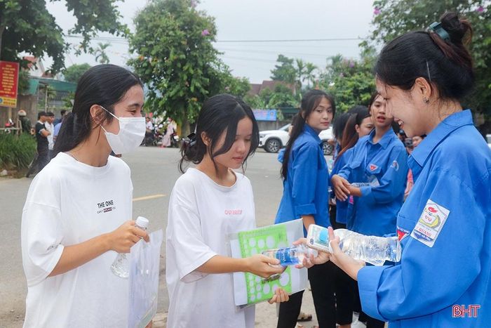 Các thí sinh luôn nhận được sự đồng hành, động viên của toàn xã hội trong suốt kỳ thi.