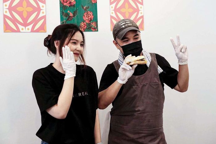 Đầu bếp người Úc gốc Việt Bảo La (phải) đang chế biến và giới thiệu món Việt với các thực khách