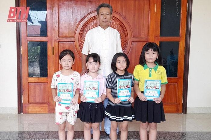 Ông Đỗ Văn Hồng, làm công tác khuyến học của dòng họ Đỗ Văn trao thưởng cho các cháu trong dòng họ có thành tích học tập xuất sắc.