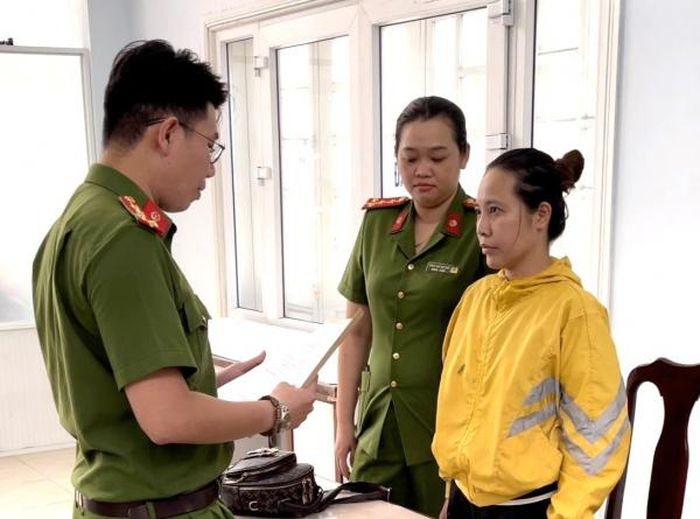 Cơ quan Công an tống đạt quyết định bắt tạm giam Đinh Thị Hoa Hồng.