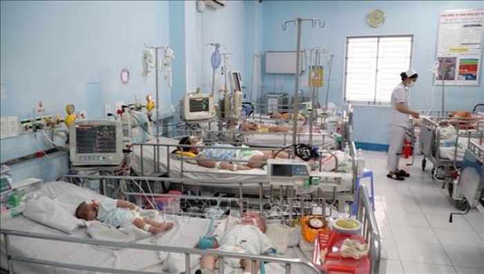 Nhiều trẻ mắc tay chân miệng nặng.