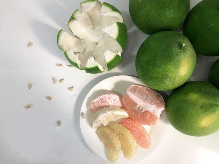 Bưởi có nhiều chất dinh dưỡng giúp đẹp da, nhưng cần thận trọng tương tác thuốc.