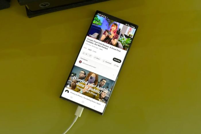 Người dùng không nên vừa cắm sạc vừa xem phim trên smartphone trong thời gian dài. Ảnh: CNET.