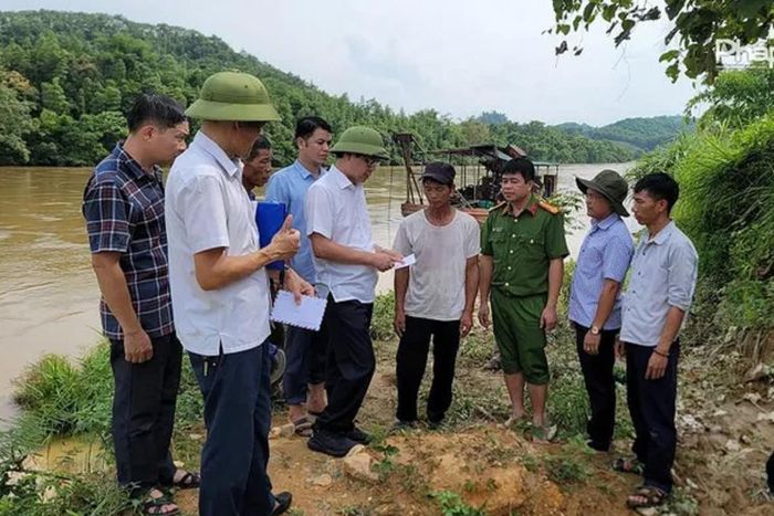 Lực lượng chức năng tìm kiếm nạn nhân