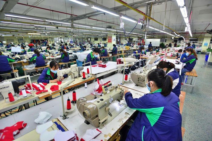Các doanh nghiệp dệt may đang khó khăn khi các đơn hàng xuất khẩu suy giảm về cả số lượng và giá bán.