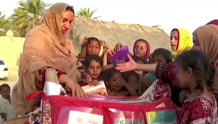 Các em nhỏ háo hức vui mừng khi bà Jalal cùng thư viện sách trên lưng lạc đà đến làng. (Ảnh Reuters)