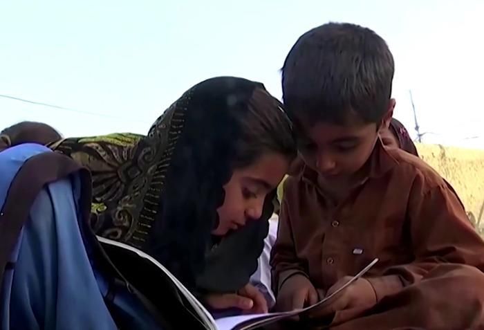 Nhiều em nhỏ ở Balochistan rất khát khao được đọc sách. (Ảnh Reuters)