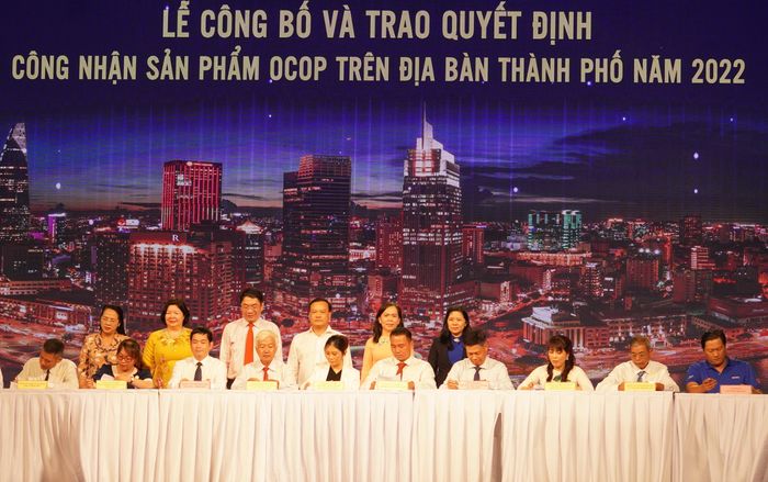 Các đại biểu chứng kiến ký kết hỗ trợ tiêu thu sản phẩm OCOP tại buổi lễ.