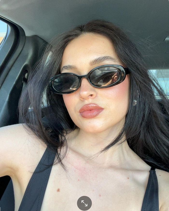 Madrigal thường chia sẻ những bức selfie tạo ra bằng cách chụp ảnh màn hình. Ảnh: Instagram nhân vật.