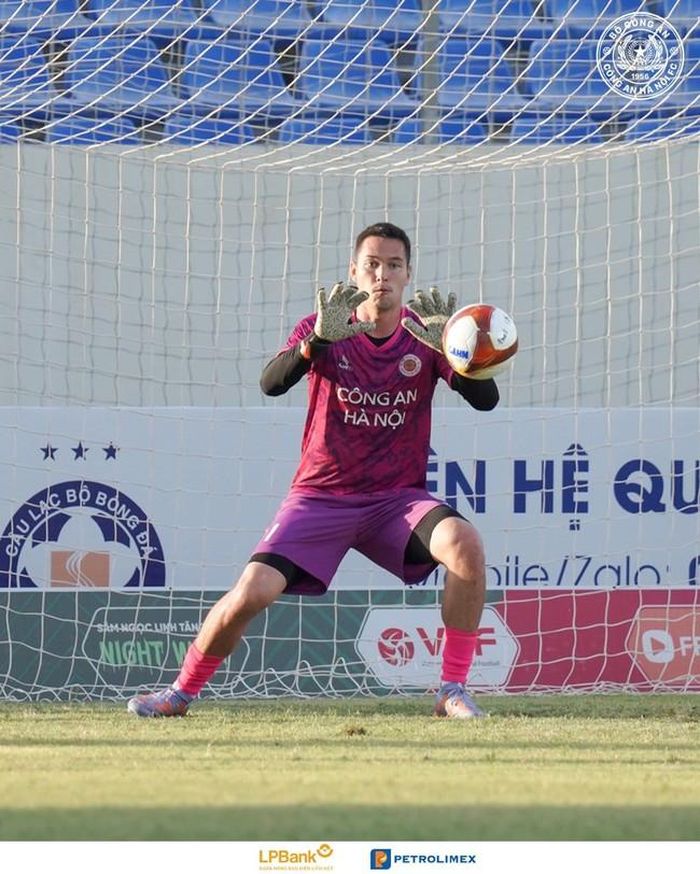Thủ môn Filip Nguyễn đã bước vào tập luyện cùng CLB CAHN. Ảnh: CAHN FC