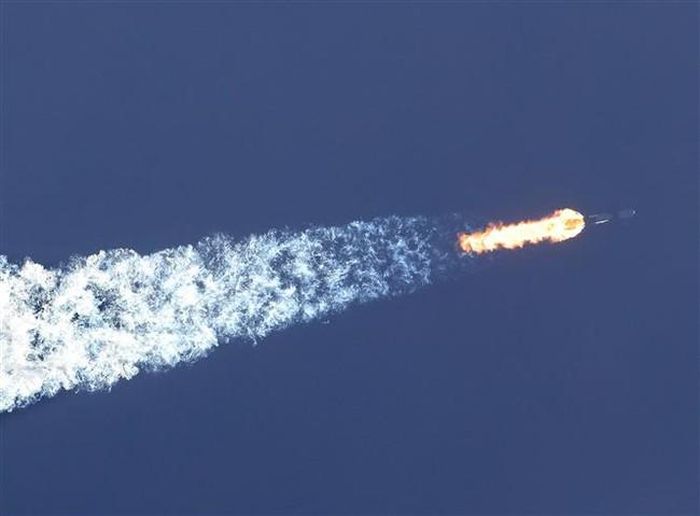 Tên lửa đẩy Falcon 9 mang theo vệ tinh với kĩnh viễn vọng Euclid rời bệ phóng tại Trạm Vũ trụ Cape Canaveral, bang Florida, Mỹ, ngày 1/7/2023. Ảnh: AFP/TTXVN
