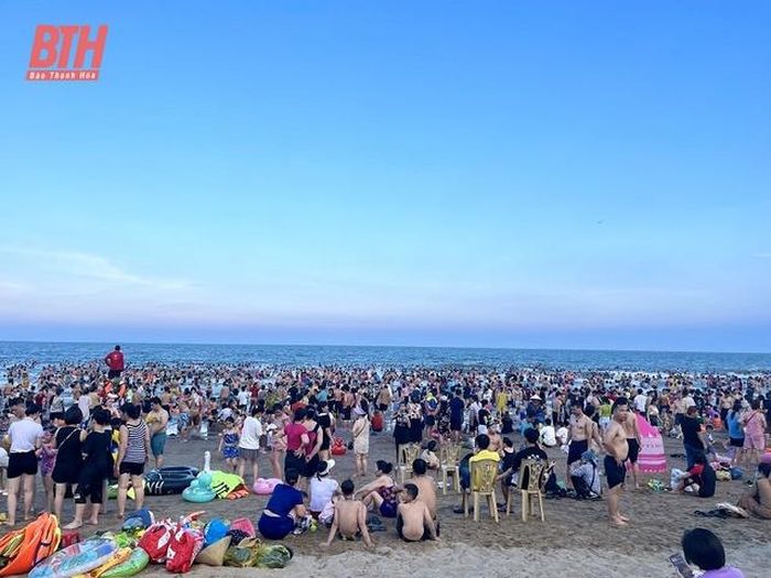 Bãi biển Sầm Sơn (Thanh Hóa) luôn đông nghị du khách dịp cuối tuân - Ảnh: Báo Thanh Hóa