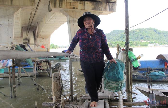 Công việc của gia đình bà Nguyệt chủ yếu là chài lưới, mưu sinh trên dòng Lam.