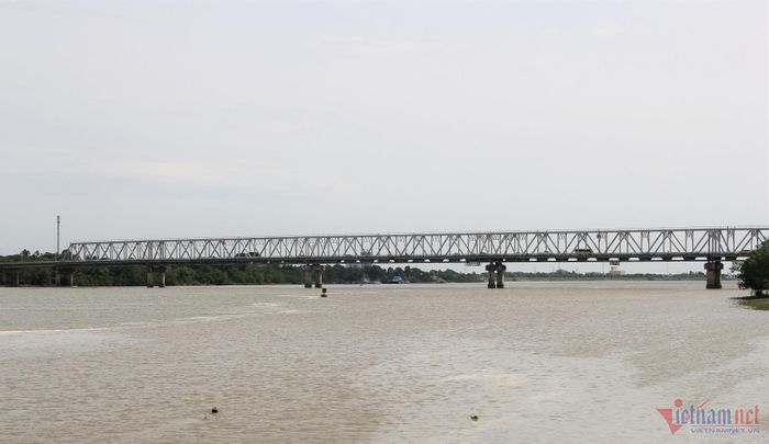 Cầu Bến Thủy 1 nối Nghệ An và Hà Tĩnh, nơi xảy ra nhiều vụ tự tử.