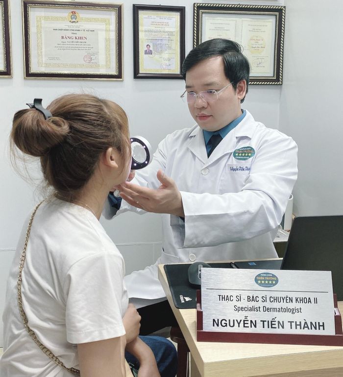 Thạc sĩ, bác sĩ chuyên khoa II Nguyễn Tiến Thành thăm khám cho bệnh nhân (Ảnh: BSCC)
