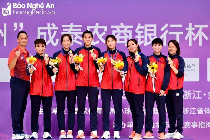  Ngô Thị Ngọc Quỳnh (thứ tư từ phải sang) cùng các đồng đội tại đội tuyển cầu mây Việt Nam. Ảnh: NVCC 