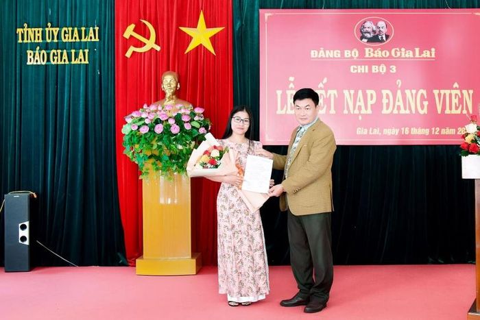 Chi bộ 3 (Đảng bộ Báo Gia Lai) tổ chức lễ kết nạp đảng viên. Ảnh: Đức Thụy