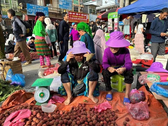 Những người phụ nữ H'Mông vừa bán hàng vừa se sợi nơi chợ quê vùng cao.