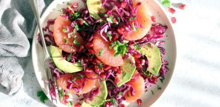 Salad bắp cải tím, bơ và bưởi hồng.