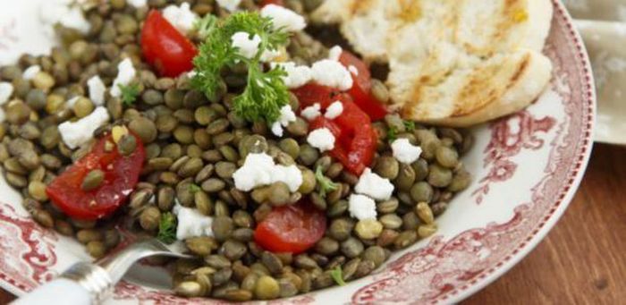 Kết hợp đậu lăng, cà chua bi và phô mai feta thành món salad lành mạnh.
