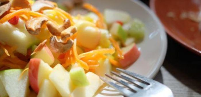 Salad cà rốt nghiền, táo và quả óc chó cung cấo chất béo tốt cho cơ thể.