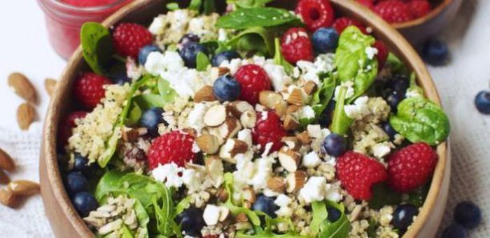 Salad hạt quinoa, rau bina và quả mọng giàu dinh dưỡng.